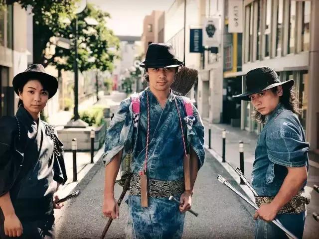街头捡垃圾的日本武士忍者,日本武士捡垃圾