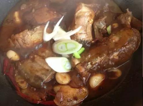 大蒜烧鲶鱼的家庭做法大全,大蒜烧鲶鱼怎么做好吃四川