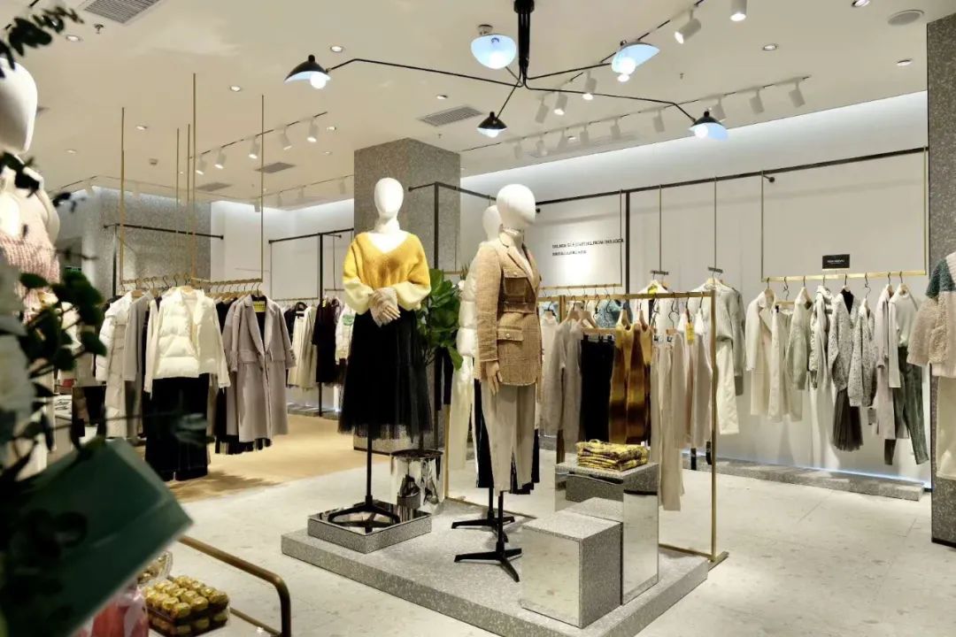 谁说服装店不行了？这个低调的女装却悄悄地开了1200多家店