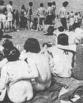 8月17日世界上规模最大的嬉皮士聚会，狂欢是一群人孤独