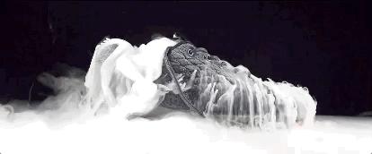 美国阿迪感到了压力！中国战狼刀锋鞋负重前行，国产跑鞋弯道超车