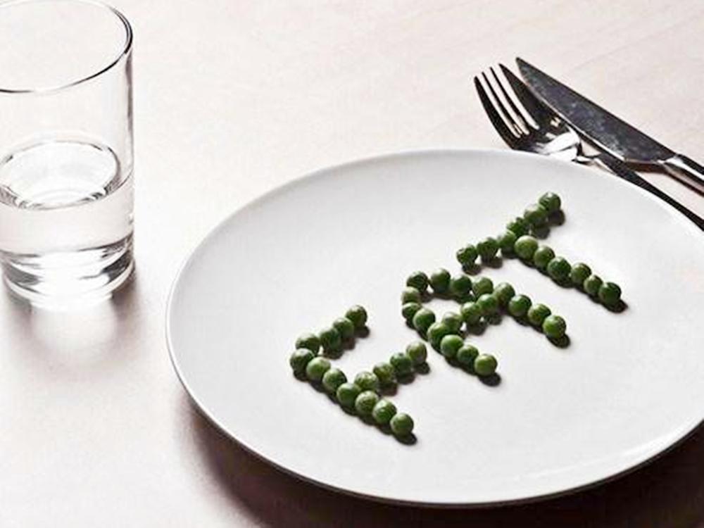 新生儿胀气妈妈应该少吃哪种食物,母乳喂养要少吃什么预防宝宝胀气