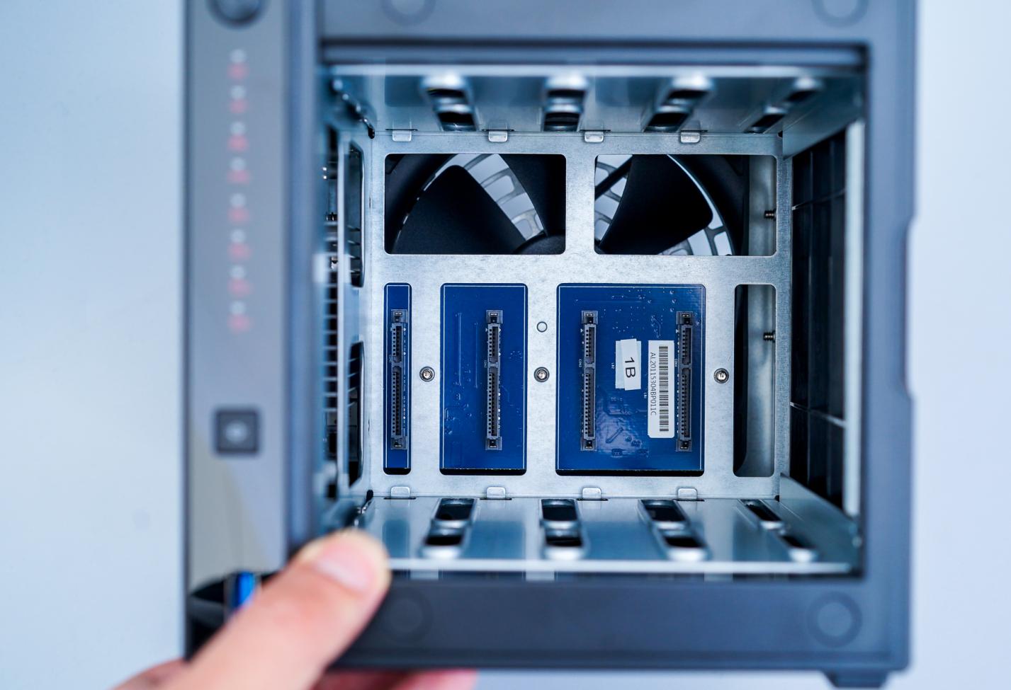 更适合家用的NAS：爱速特AS5304T体验测评，J41252.5GbE网口！