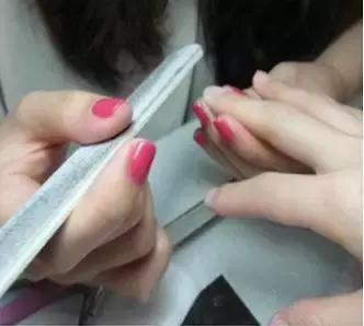 美甲怎么对指甲伤害小,长期美甲怎么保护指甲