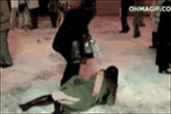 雪天路滑摔倒后应对方法,雪天路滑不慎摔倒怎么摔最安全