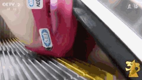 儿童穿洞洞鞋乘坐扶梯有危险吗,小朋友穿轮子的鞋子危险