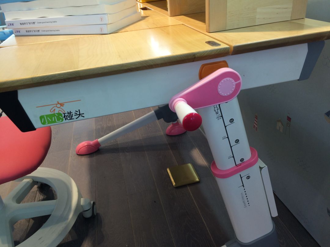 一年半了，还是喜欢这个得了最高设计奖的学习桌，陪伴孩子从3岁到18岁，开学季赠书包