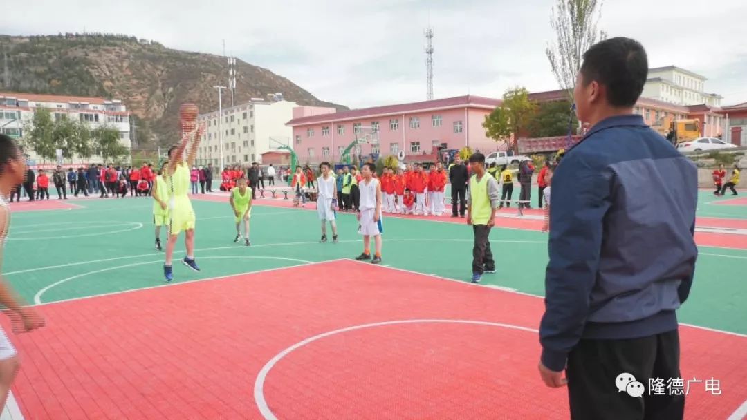 校园篮球比赛啦啦操,校园足球篮球联赛开赛