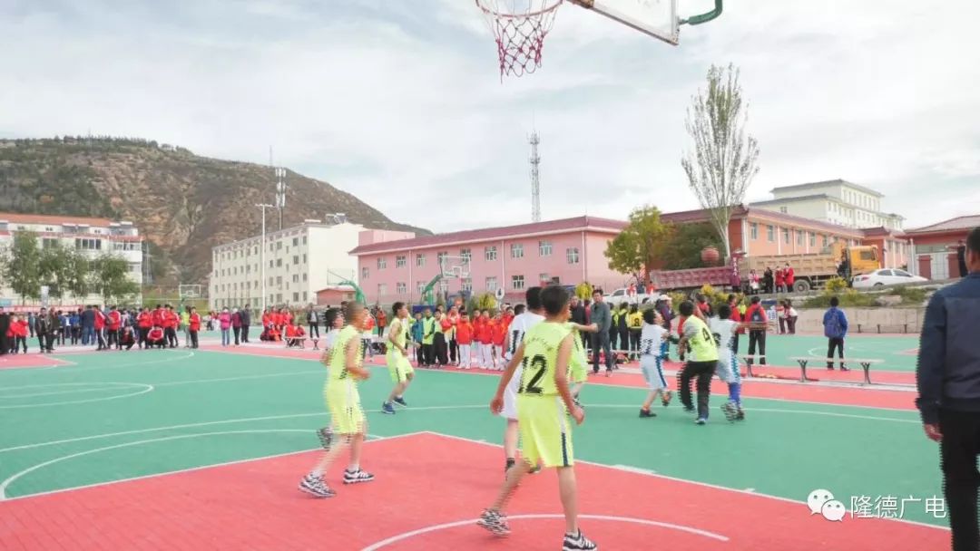 校园篮球比赛啦啦操,校园足球篮球联赛开赛