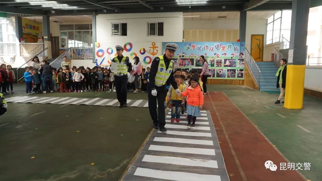 大手牵小手创文明,大手牵小手共创文明的内容