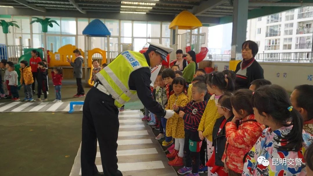 大手牵小手创文明,大手牵小手共创文明的内容