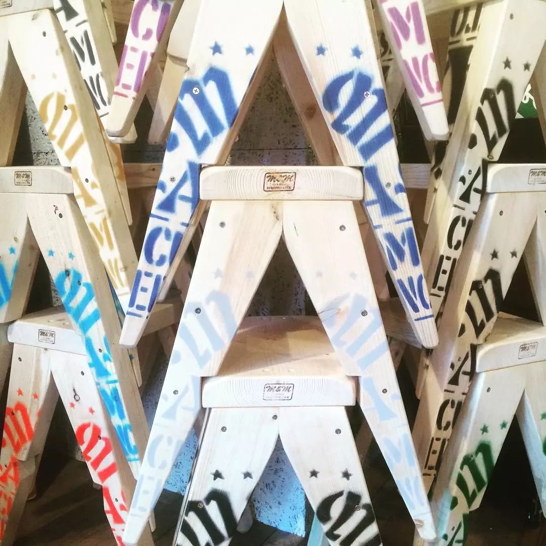 冠希搬出一张小木椅，向我们揭示了木工出征潮流界的版图