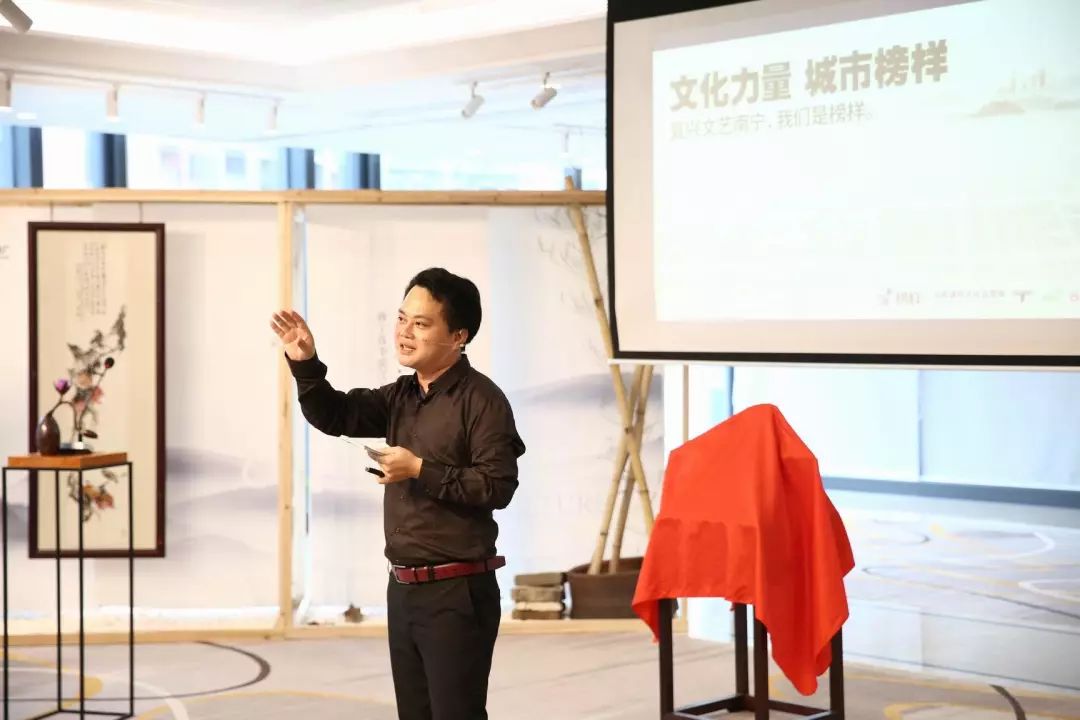 南宁缸瓦窑艺术文化村,南宁缸瓦窑文化艺术村游客摘花