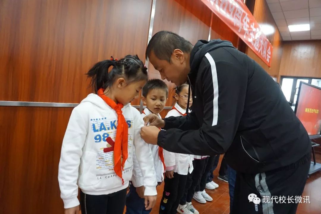 向国旗敬礼少先队建队日,致敬红领巾喜迎建队日