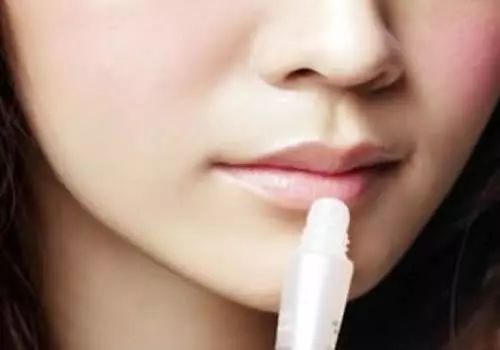 嘴唇干裂起皮怎么护理呀,涂口红嘴唇干裂脱皮是唇炎吗