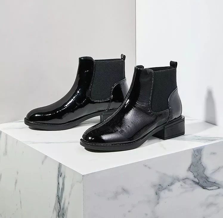 气场全开帅气,搭配黑色皮衣高跟短筒靴霸气个性