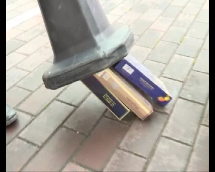 路边的“软中华”香烟10元一包摊贩坦言“抽不死人”