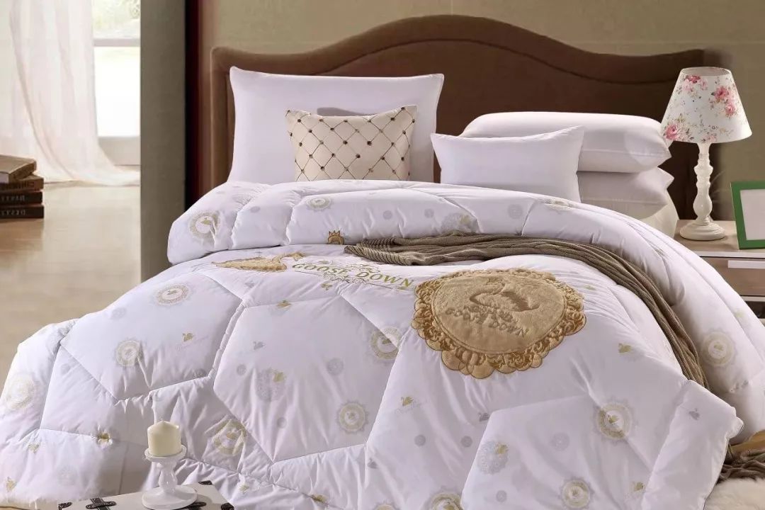 降温了盖好小被子,降温了被子裹起来