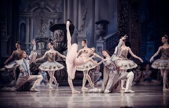 家门口看演出的快乐,家门口看大戏群众乐开怀