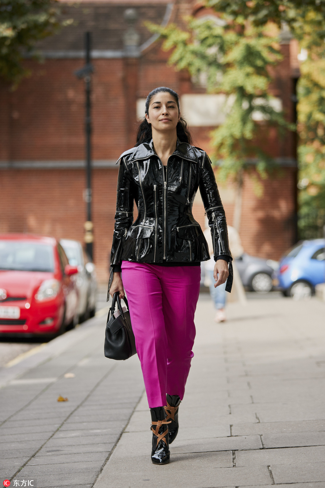 穿那么厚也能做行走的发光体？你的漆皮够亮么！