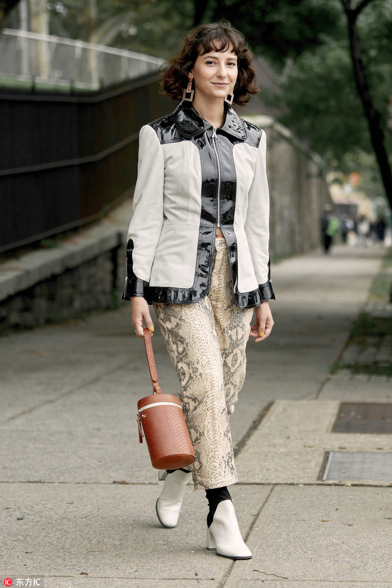 穿那么厚也能做行走的发光体？你的漆皮够亮么！