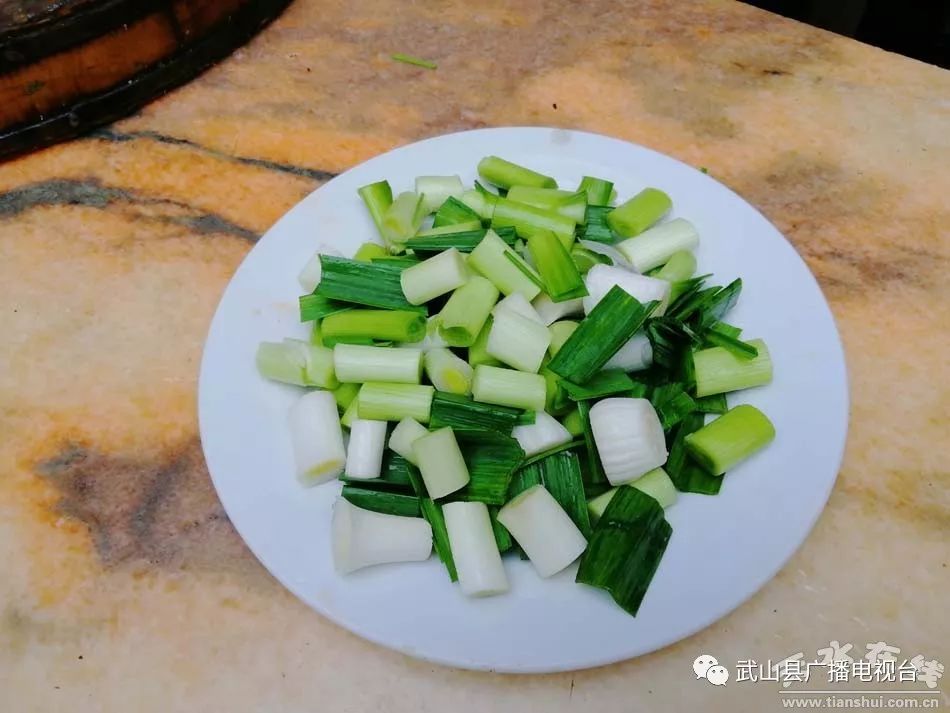 武山县的蒜苗今年价格,武山郭家庄大丰收挖蒜苗