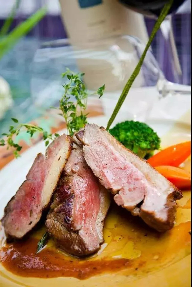 巨抵！399=2大1长隆小白虎餐厅自助午餐，边吃边睇白虎，周日不加收