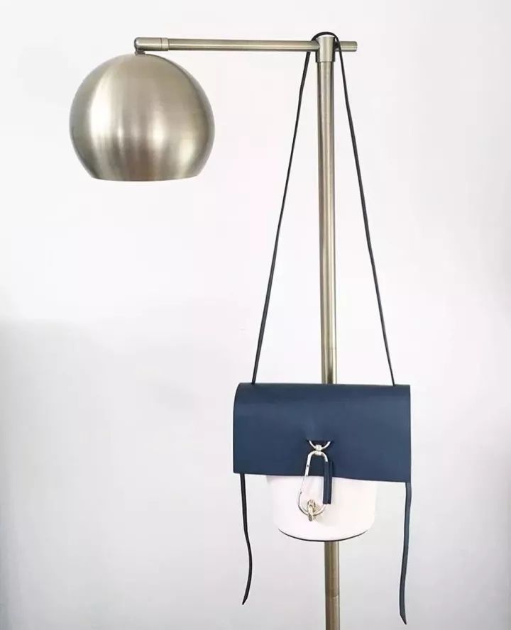 背上插满了flag表情包,背上挎的包包