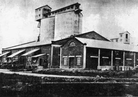 住在西村的人，根本不用煮饭……