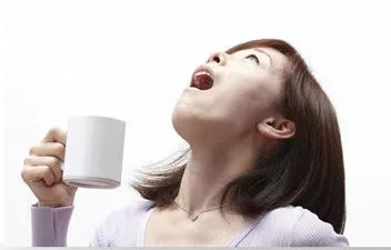 用了美白牙膏白了一颗牙,用了美白牙膏后还用清洁吗