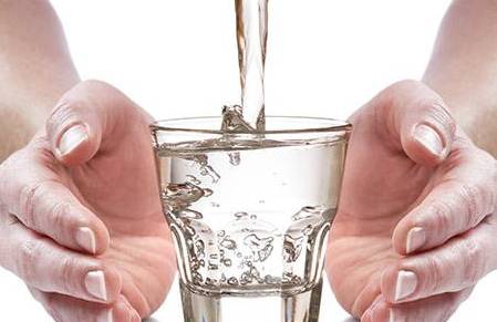 缺水对人体的危害,人体缺水会引起的症状及补水方法