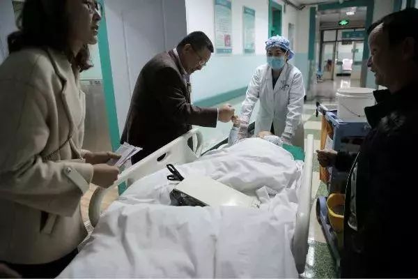 昌吉4岁男孩先天无肛，有人筹集16万元让他“重获新生”