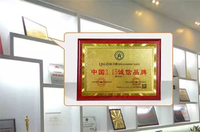 脖子长纹的女人,中年妇女脖子有几圈纹是怎么来的