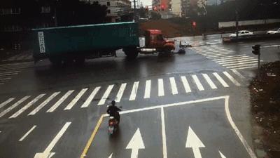 右转弯闯红灯三张图,拐弯闯红灯判定三张图