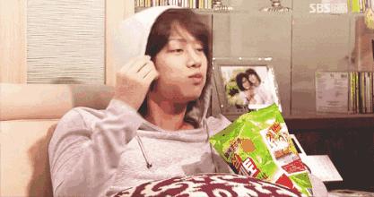 蜡笔小新无法抵挡蛋糕的诱惑,蜡笔小新被挤太阳穴