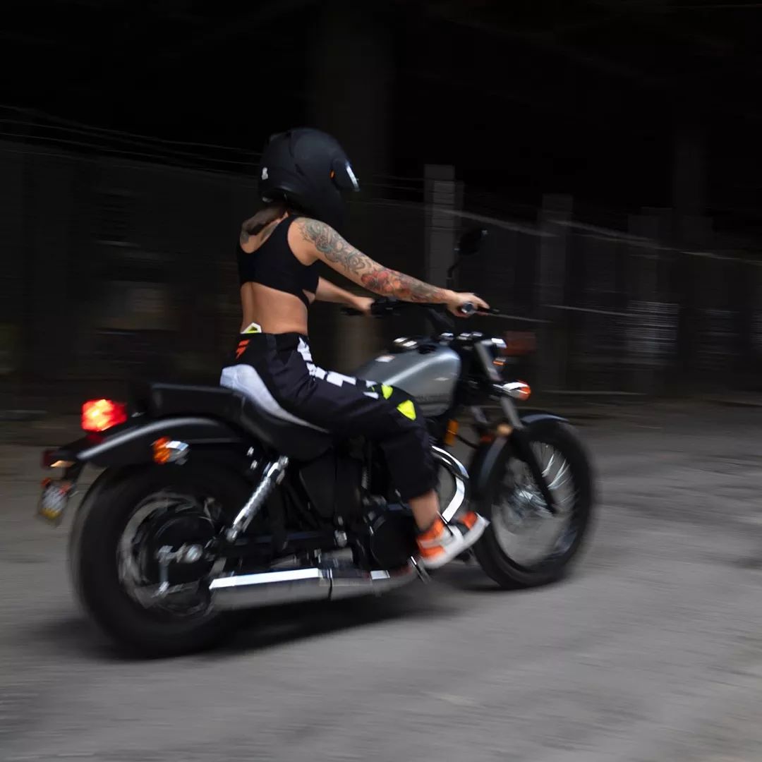 那些把球鞋操在球场,把机车开在路上的女生们