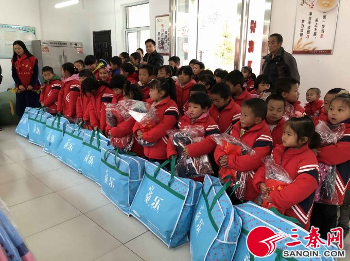 肾移植“阿姨”给山里娃织帽子