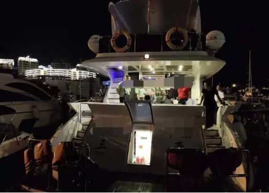 快艇出海意外翻船,一群男子租游艇出海