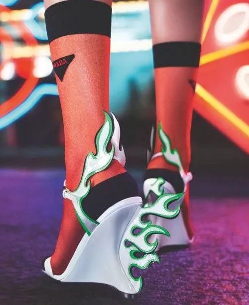 墨丘利送给女士们的鞋