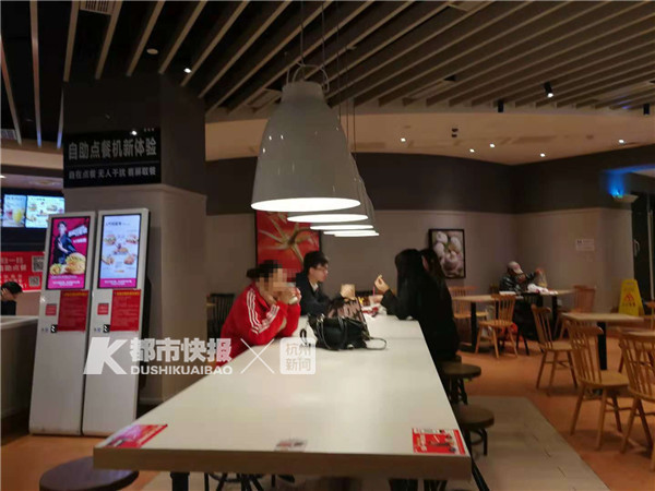 她是谁？为什么肚子这么大了，还经常在这家肯德基过夜？从不点单，都捡别人剩下的