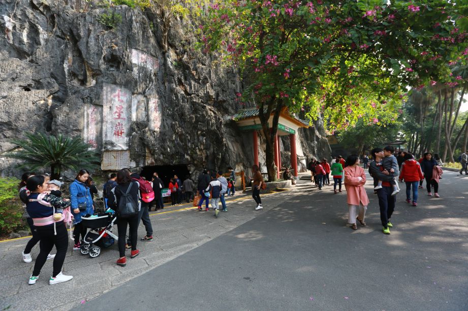 七星岩里面有儿童公园吗,七星岩晚上不能进去吗