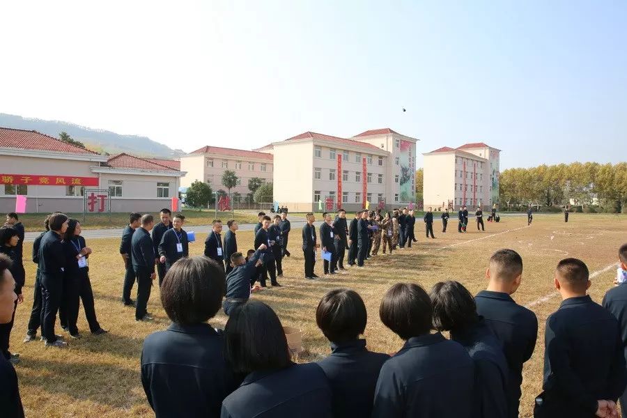 解放军运动会扛着炮跃过障碍,直击军体运动会