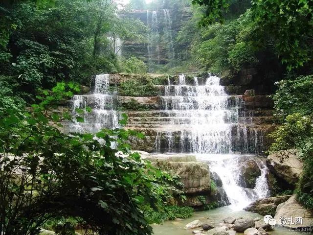 看看云南昭通彝良的风景,看昭通夜景的山