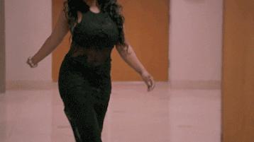 新欢曝光遭反锤，话题女王沉默是金立flag。