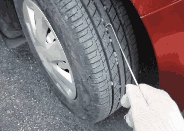 轮胎卡石子了怎么处理,轮胎卡石子到底要不要紧