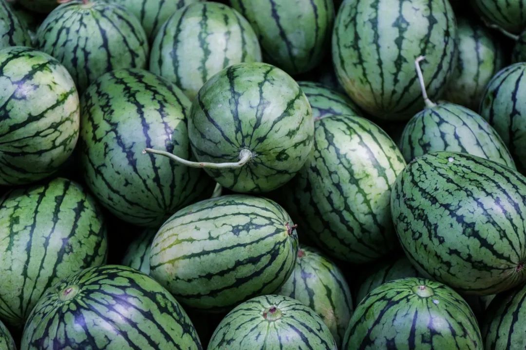 脚后跟鱼鳞状干裂用什么药,脚后跟干裂小腿长鱼鳞