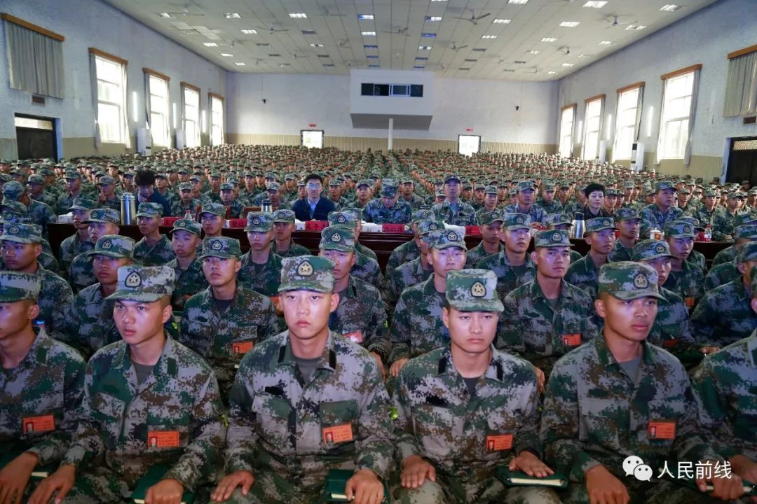 还记得浙大“强哥”吗？他来新兵旅上课，现场爆发掌声100多次……