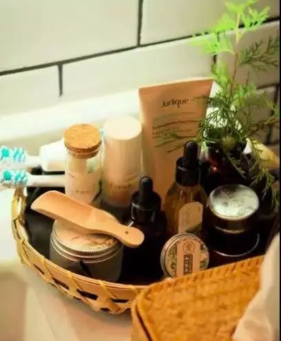 她不上班也不靠脸吃饭，住2层小楼，过上了别人做梦都要的日子！