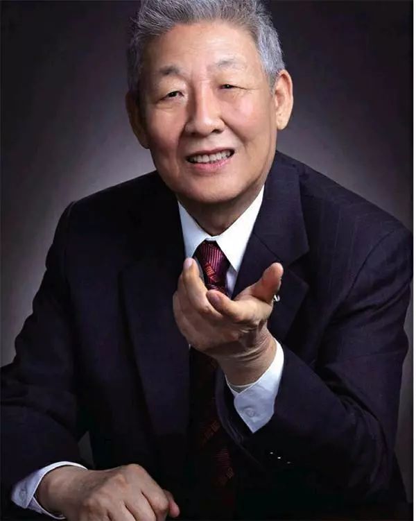 向老一辈科学家致敬孙家栋院士,孙家栋院士入场全场鼓掌致敬