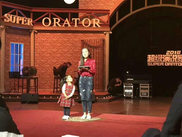 雷达站丨带着女儿开出租的她登上大荧幕，被改编为电影的新闻还有哪些？